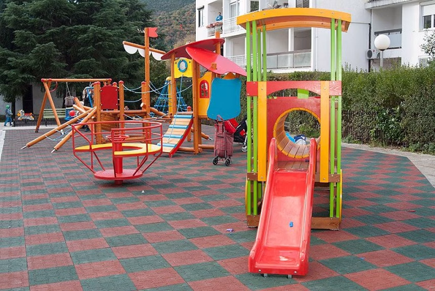Obnavljanje sportskih i dječijih igrališta na tri lokacije u Budvi