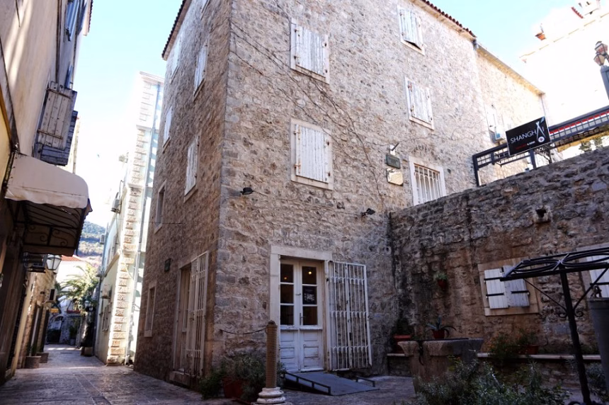 Zgradi u kojoj se čuva državni arhiv Budve potrebna sanacija