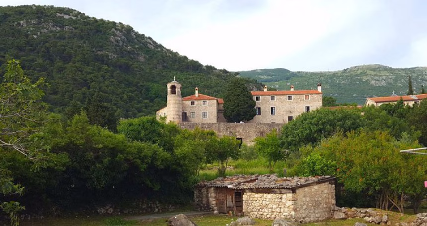 Opština Budva planira izgradnju vrtića u blizini manastira Podostrog