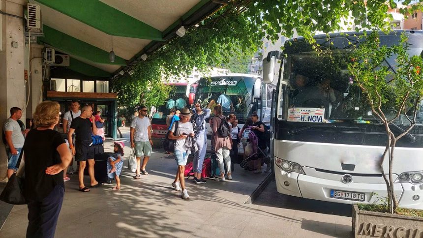 Broj putnika manji za 10 do 15% u odnosu na lani, bez većih gužvi na budvanskoj autobuskoj stanici u jeku sezone
