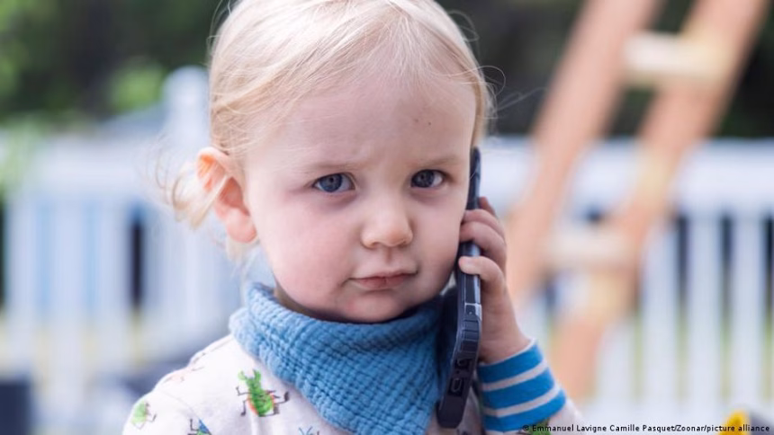 (VIDEO) Telefon nije igračka; Božović: Djeci ispod dvije godine zaista nije potreban