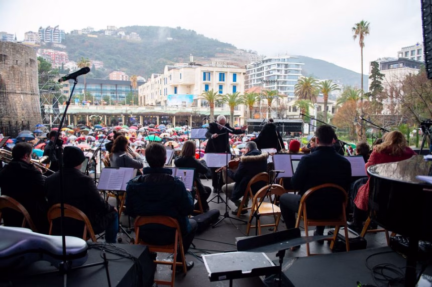 (FOTO/VIDEO) „Muzika raspoloženja“: Prvog dana 2024. Budvu ispunile najfinije melodije klasične muzike