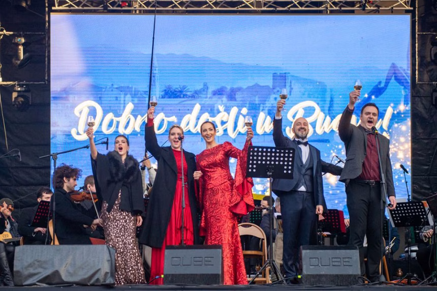 (FOTO/VIDEO) „Muzika raspoloženja“: Prvog dana 2024. Budvu ispunile najfinije melodije klasične muzike