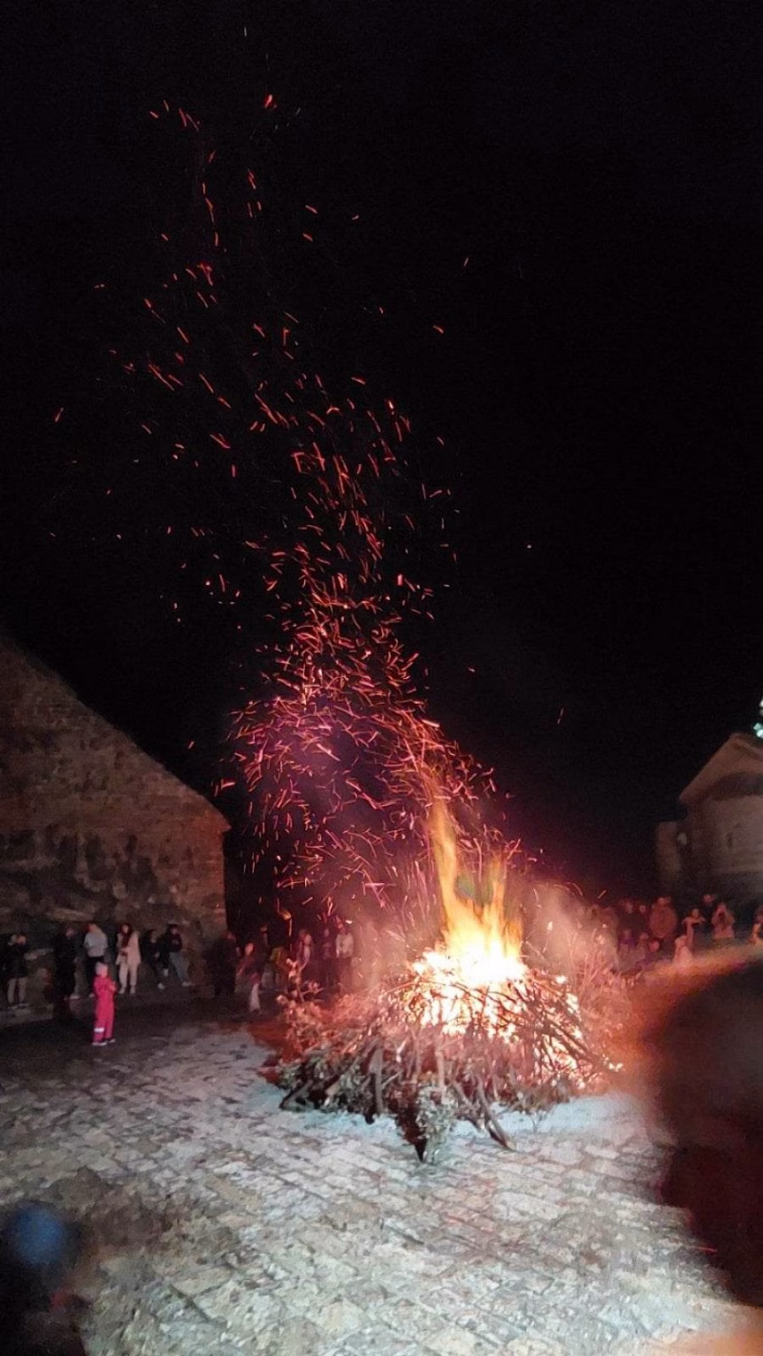 (FOTO/VIDEO) Nalaganje badnjaka u pravoslavnim parohijama u Budvi