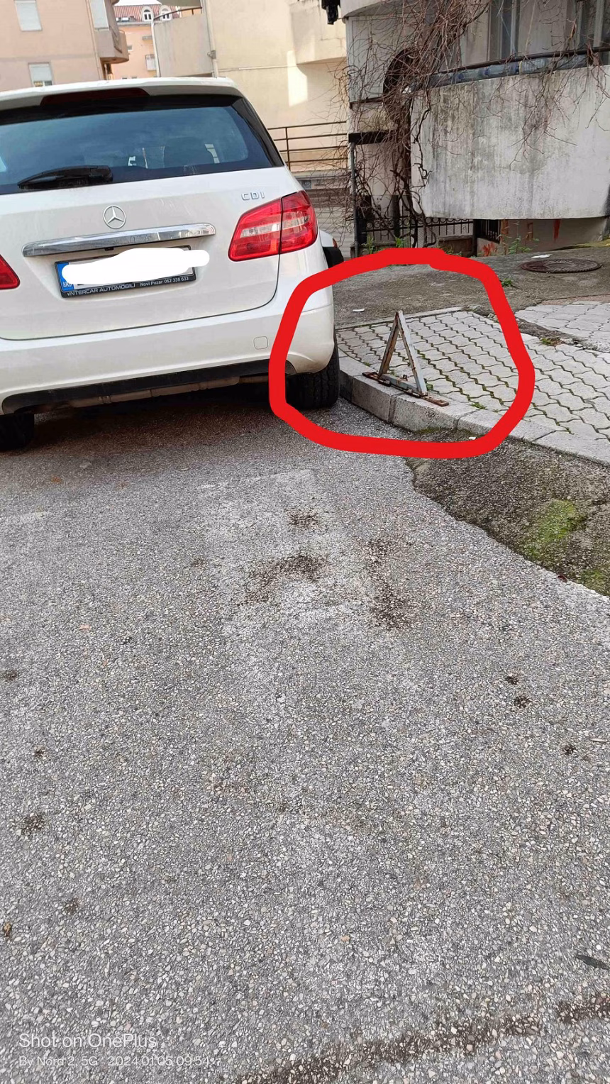 Čitaoci šalju: Ukloniti parking trouglove sa trotoara u naselju Rozino