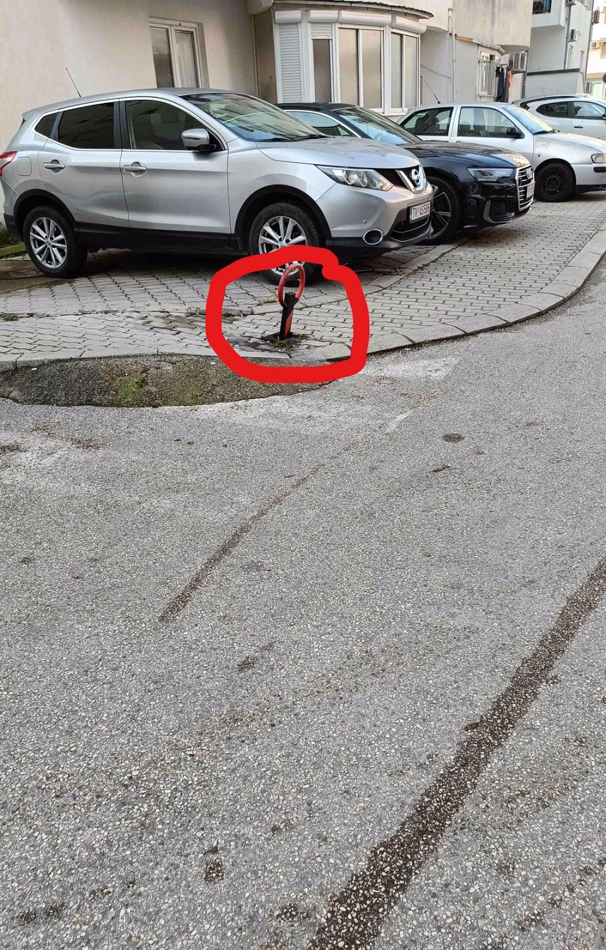 Čitaoci šalju: Ukloniti parking trouglove sa trotoara u naselju Rozino