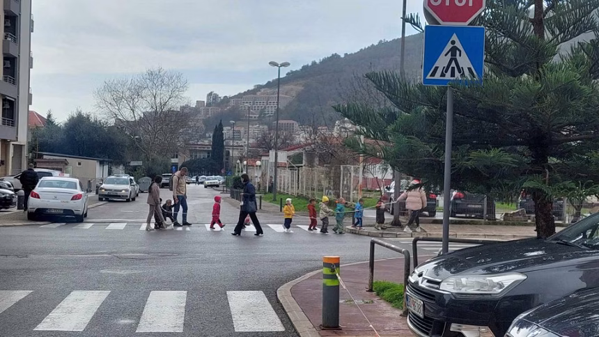 (FOTO) Jutro u gradu: Saobraćaj umjerenog intenziteta, veće gužve očekuju se početkom školske godine