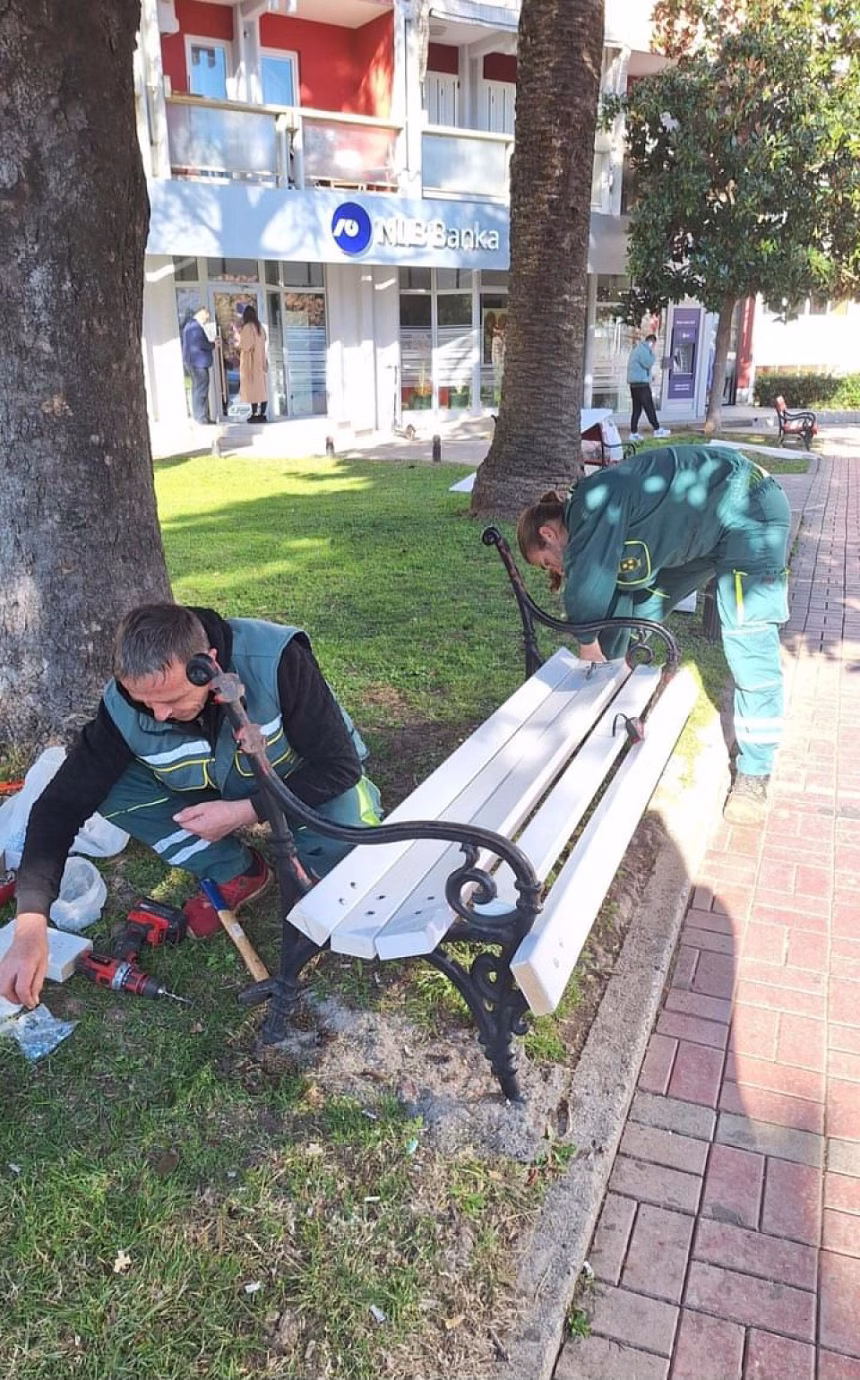 (FOTO) RJ Zelenilo: Postavljene nove i obnovljene stare klupe u Budvi