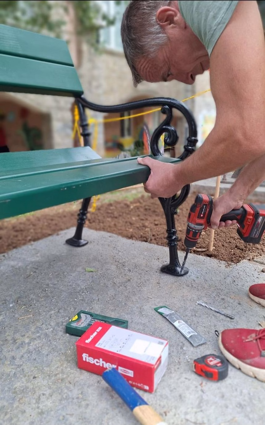 (FOTO) RJ Zelenilo: Postavljene nove i obnovljene stare klupe u Budvi