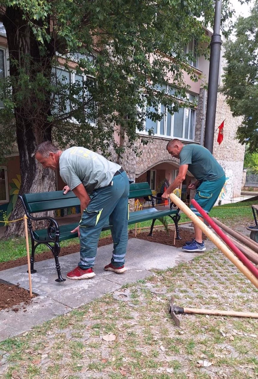 (FOTO) RJ Zelenilo: Postavljene nove i obnovljene stare klupe u Budvi