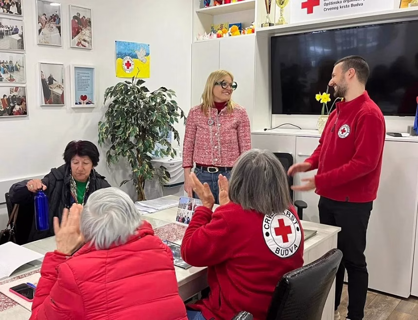 Crveni krst Budva poziva starije sugrađane na kreativnu radionicu pisanja za bolje mentalno zdravlje