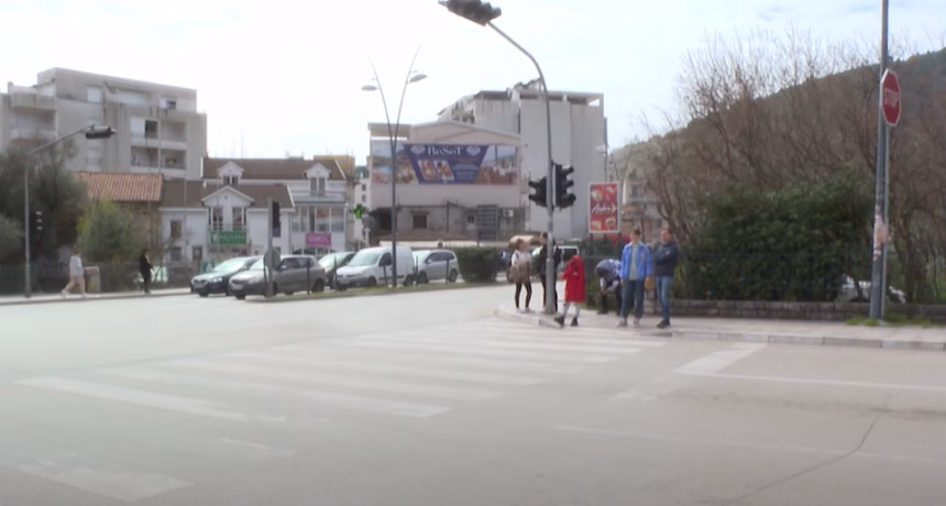 Prekratko trajanje zelenog svjetla na raskrsnici kod Opštine