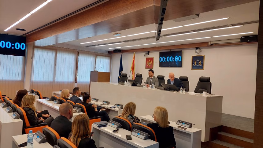 (VIDEO) Ključna sjednica bez kvoruma; Balša Božović: Ko ne izglasa današnji akt, to radi iz ličnih interesa