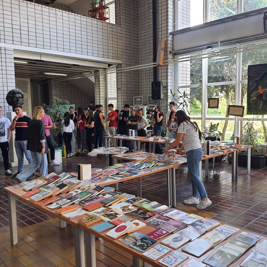 (FOTO/VIDEO) Festival poezije i sajam knjiga u SMŠ „Danilo Kiš”: Objavljeni rezultati Međunarodnog konkursa i održano školsko takmičenje recitatora
