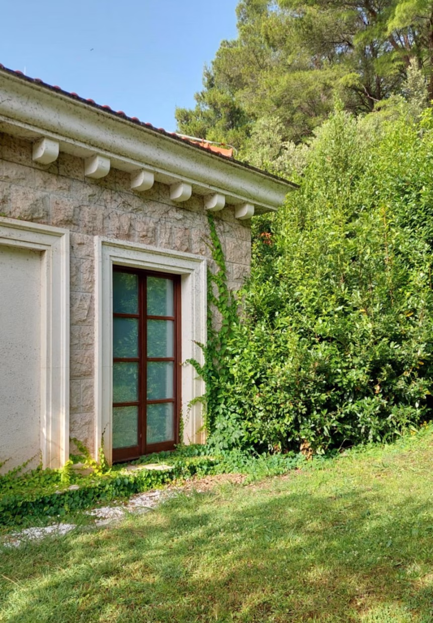 (VIDEO/FOTO) Čari Kraljeve i Kraljičine plaže na Svetom Stefanu: Rajski kutak za svakog posjetioca