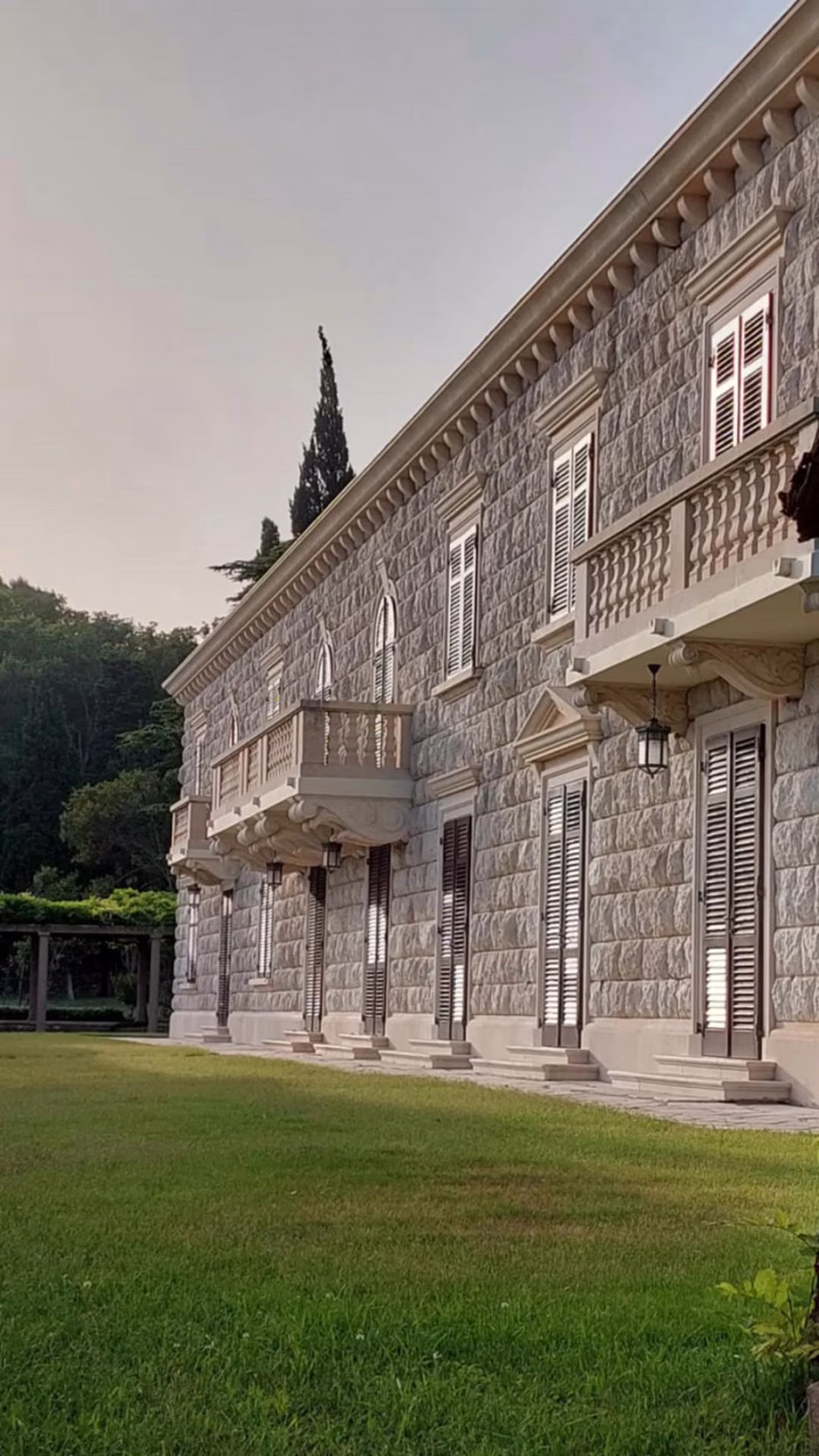 (VIDEO/FOTO) Čari Kraljeve i Kraljičine plaže na Svetom Stefanu: Rajski kutak za svakog posjetioca