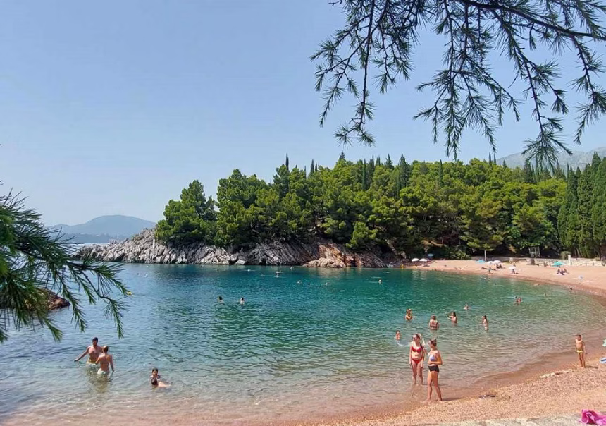 (VIDEO/FOTO) Čari Kraljeve i Kraljičine plaže na Svetom Stefanu: Rajski kutak za svakog posjetioca