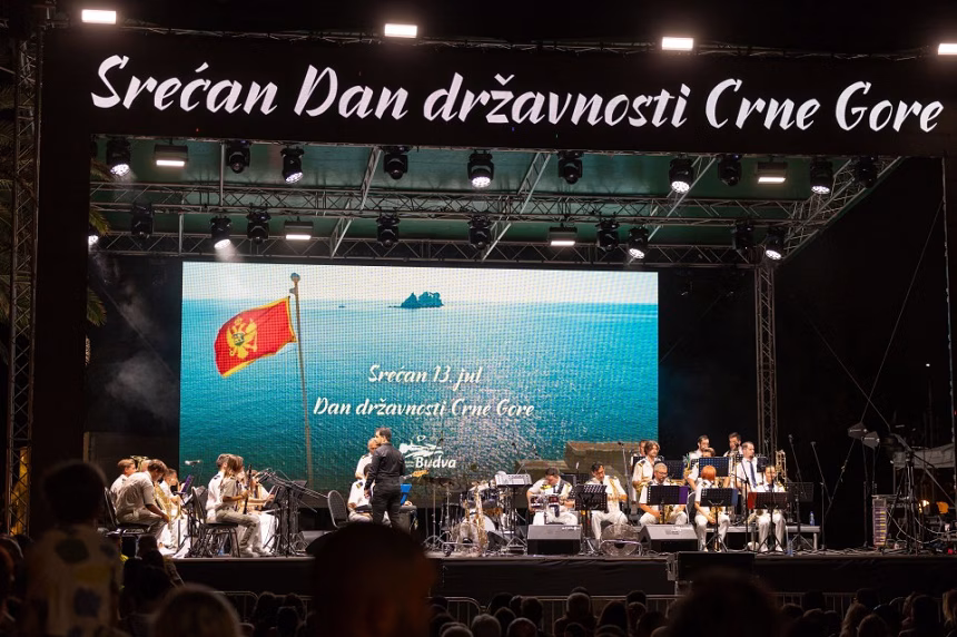 Topla ljetnja noć za pamćenje: Dana državnosti i dvije decenije TO Budve na trgu ispred Starog grada