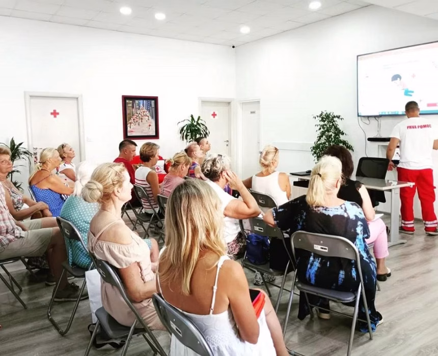 Crveni krst Budva: Pružanje prve pomoći u slučaju toplotnog udara i sunčanice