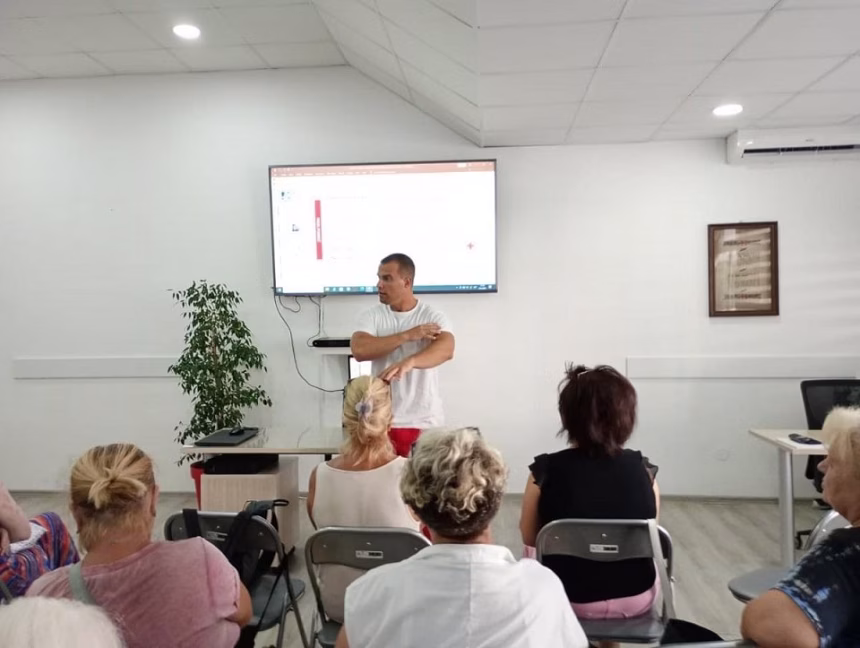 Crveni krst Budva: Pružanje prve pomoći u slučaju toplotnog udara i sunčanice