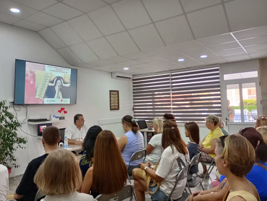 Dr Roganović održao predavanje o uticaju ekstremnih vrućina na zdravlje u Crvenom krstu Budve