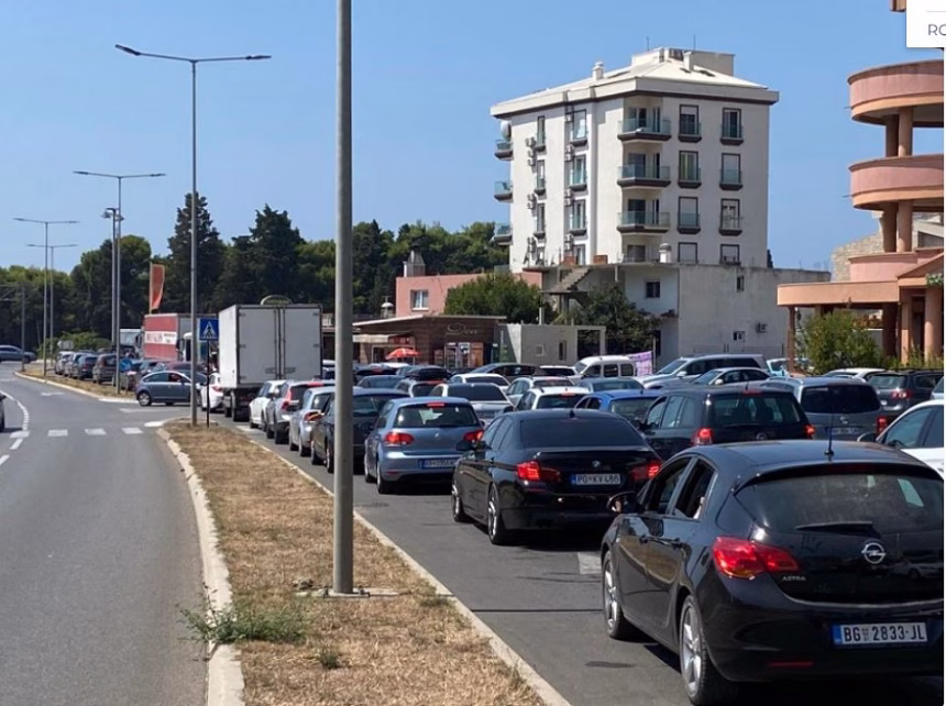 Kilometarske kolone od Bara ka Sutomoru