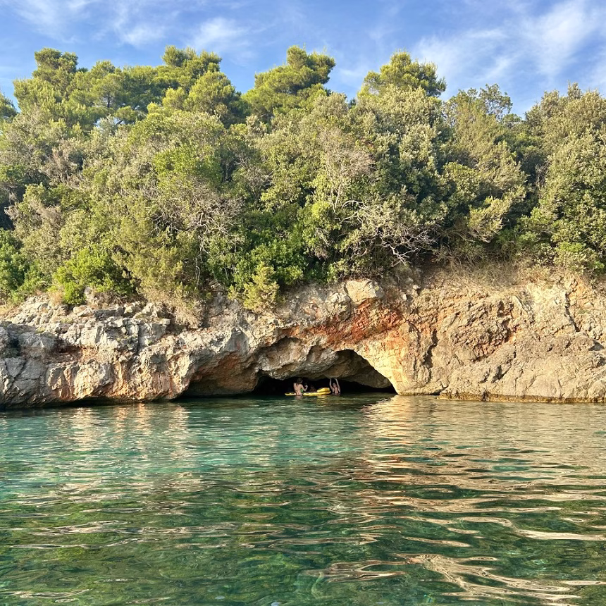 Morska voda na lokacijama “Uvala Pržno” i ”Žuta plaža 01” odličnog kvaliteta