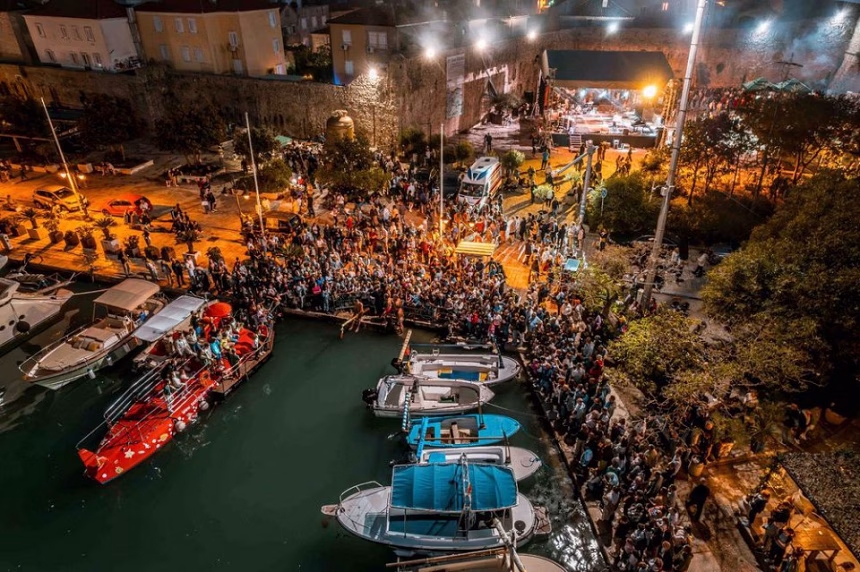 Mališani otvaraju omiljenu budvansku feštu