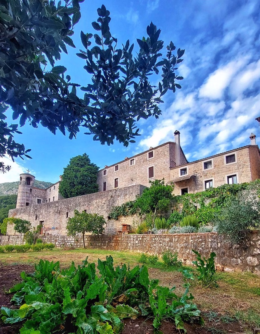 (VIDEO) Otac Vasilije: Istinsko zadovoljstvo dolazi kroz duhovno bogatstvo, a ne materijalno