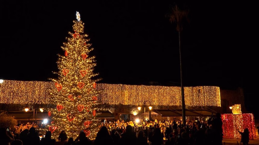 (VIDEO) Budva u novogodišnjem ruhu: Svečano upaljeno 20.000 lampica na novogodišnjoj jelci ispred Starog grada