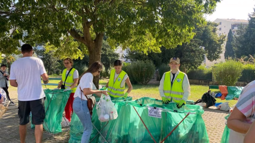 (FOTO/VIDEO) Ekološka revolucija u Budvi koju su inicirali stranci: Prošlog vikenda sakupljeno 1300 kg reciklažnog otpada