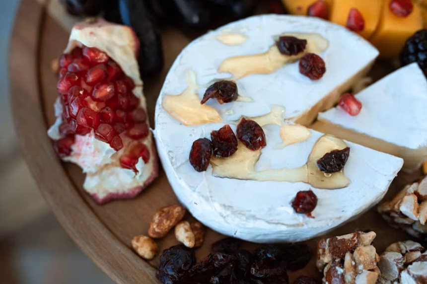 Pečeni brie sa medom i orasima