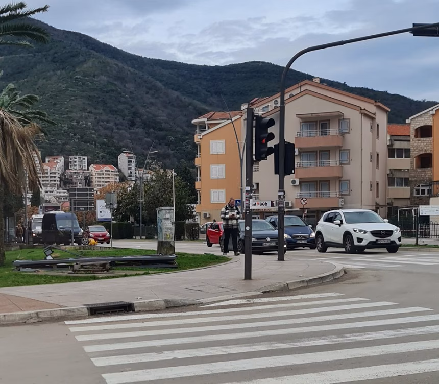 Olujni vjetar nanosio štetu širom Crne Gore: U Budvi srušena dva bilborda, a krov kotorskog bazena odnesen