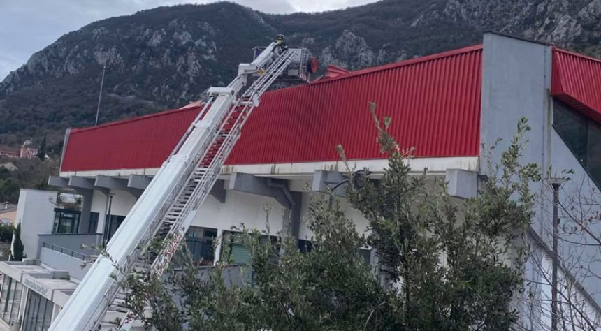 Olujni vjetar nanosio štetu širom Crne Gore: U Budvi srušena dva bilborda, a krov kotorskog bazena odnesen