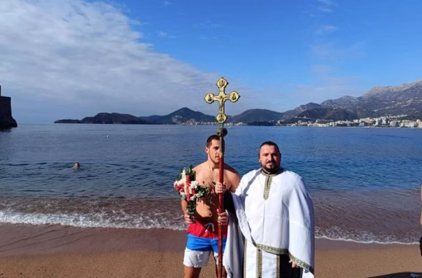Ratko Rađenović prvi doplivao do Časnog krsta na Svetom Stefanu