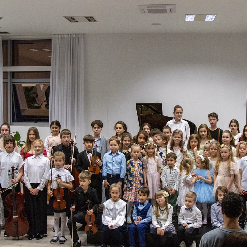 (VIDEO) Budvanski đaci na koncertu u Baru