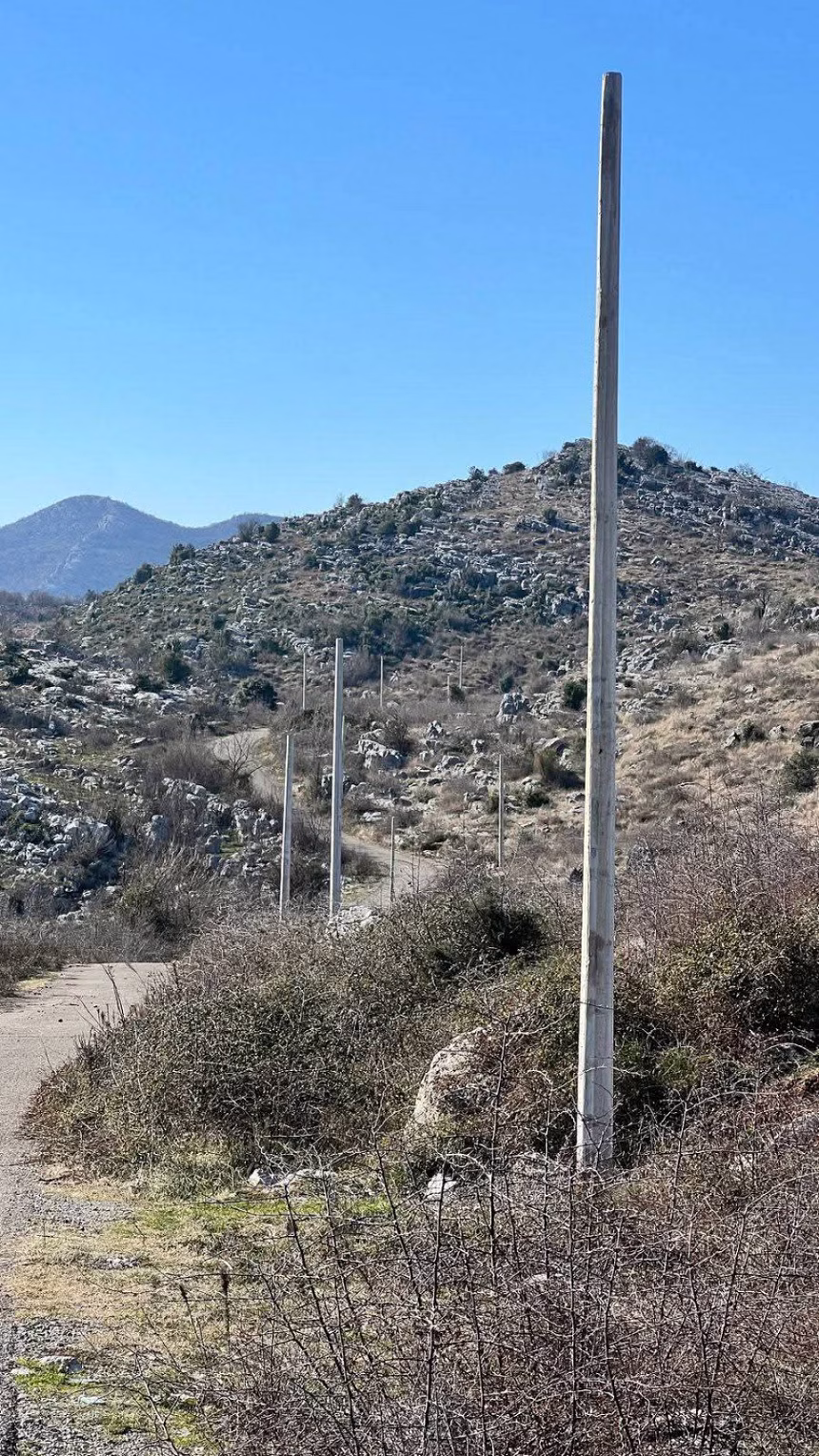 Postavljeni stubovi za rasvjetu i video nadzor na pristupnom putu do izvorišta Bolje Sestre