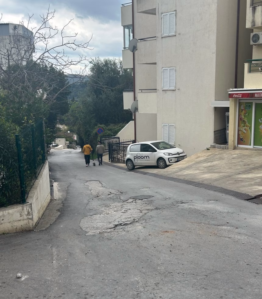 (VIDEO) Apel za asfaltiranje ulice Sremskog fronta u Bečićima