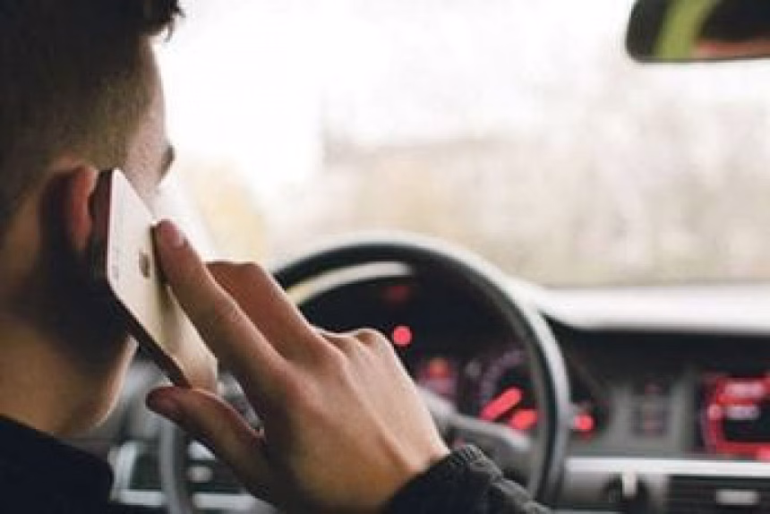 Izmjene Zakona o bezbjednosti saobraćaja: Za korištenje telefona tokom vožnje kazne do 400 eura