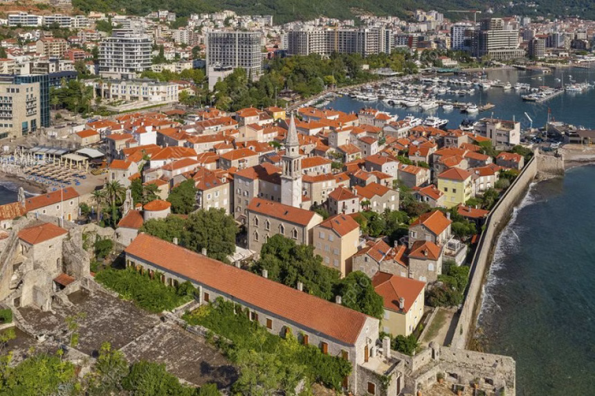 Stari grad na pragu turističke sezone, mještani i privrednici očekuju sastanak sa opštinom zbog saobraćaja i parkiranja