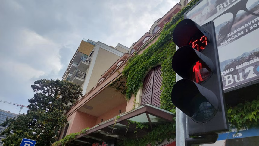 (FOTO) Pješacima konačno omogućen bezbjedan prelazak preko glavne raskrsnice u Budvi