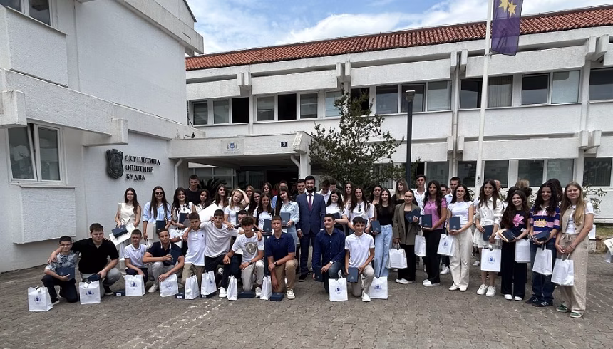 Opština Budva nagradila najbolje učenike; Jovanović: Vi ste temelj budućeg razvoja