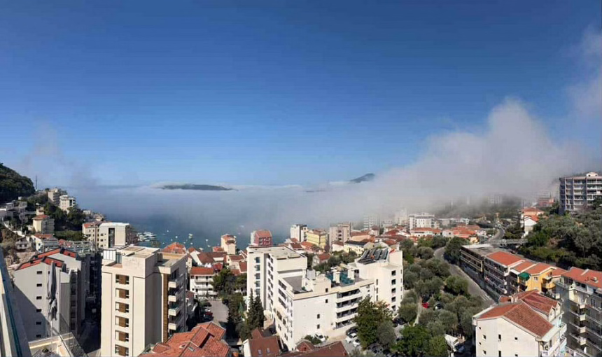 (FOTO) Maglovito jutro u Budvi, ljeto donijelo prizor iz bajke