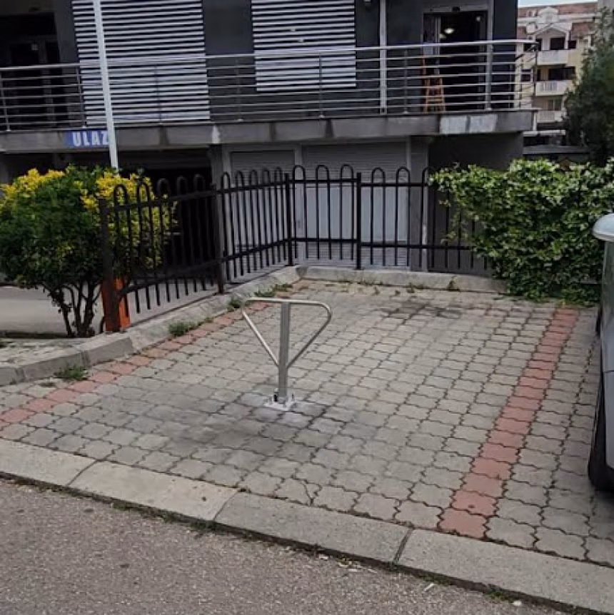 Čitaoci šalju: Lanac i blokade na javnom parkingu, nadležne službe pasivne