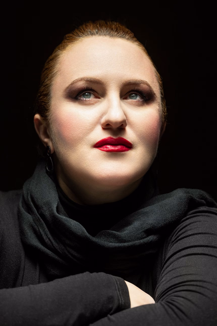 Svetlana Kalezić Radonjić u Budvi: „Jevanđelje po uterusu“ na Trgu pjesnika