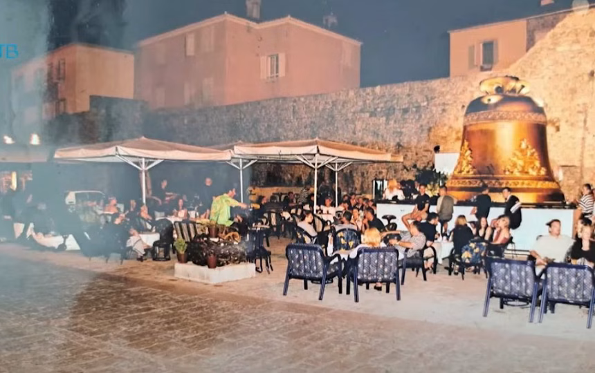 (FOTO) Zvono u kom odjekuju uspomene i smijeh minulih ljeta, priča o simbolu Budve i njegovoj novoj namjeni