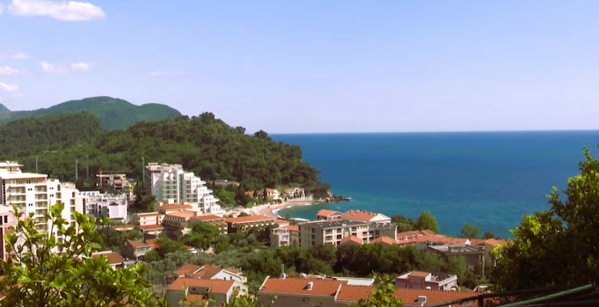 Petrovac: Nova rasvjeta, petokraka sija, ali šetalište, hitna pomoć, javni toalet i dalje čekaju