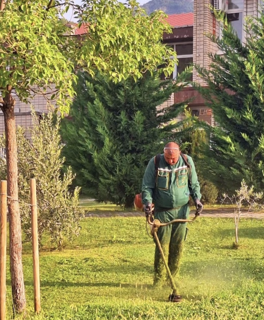Komunalno Budva: Redovno održavanje zelenih površina i obnova vandalizovanih klupa