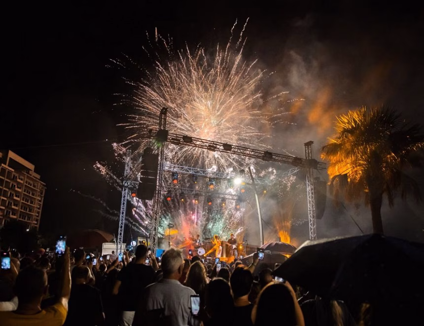 (VIDEO) Tradicija jača od kiše: Petrovačka noć za pamćenje uz ribu, muziku i vatromet