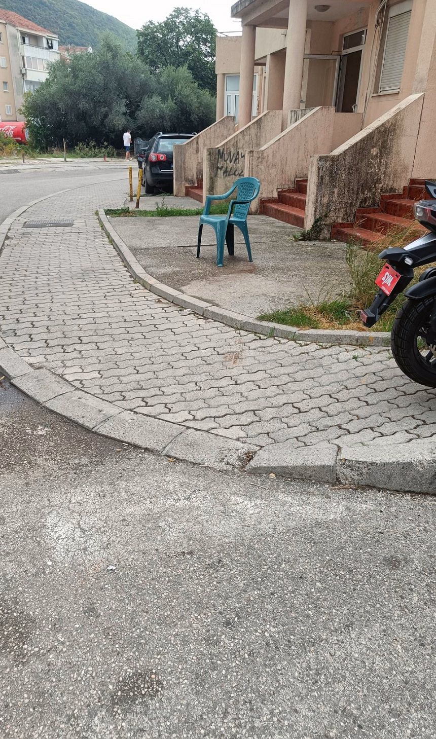 Čitaoci šalju: Uzurpacija trotoara u Rozinu